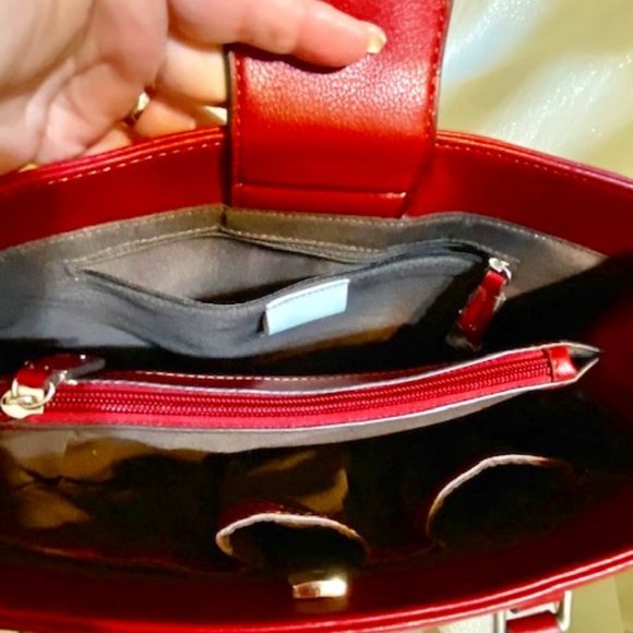 💖Liz Claiborne Very pretty Red Handbag. 12-1/2 in. W x 9 in H. x 4 in D - Picture 5 of 6
